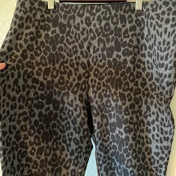 Boston Proper | Leopard Ponte Legging Heather Grey - Picture 7 of 11